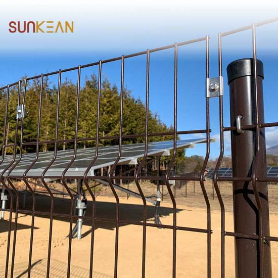 Powder coated wire mesh fence